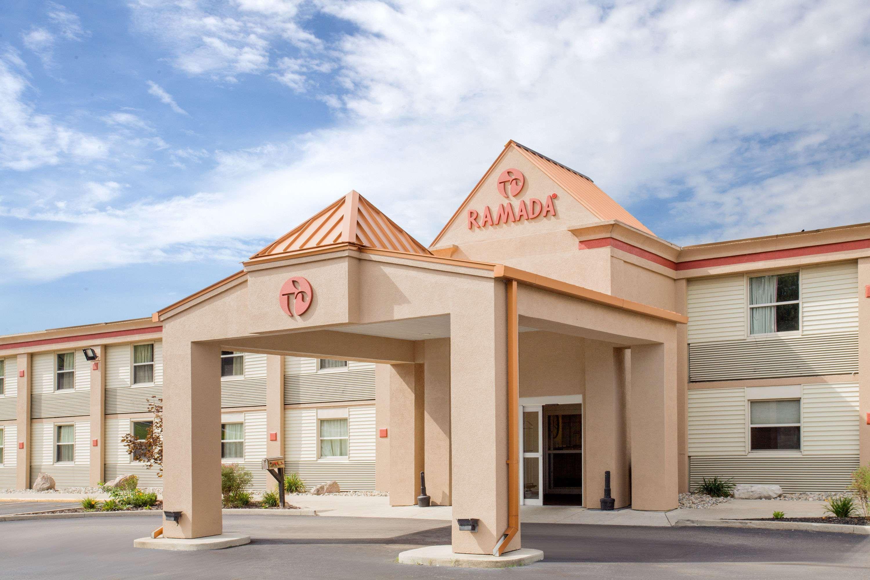 Отель Ramada By Wyndham Angola/Fremont Area Экстерьер фото